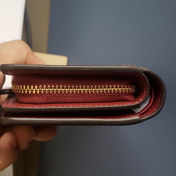 Medium Corner Zip Wallet In Signature Canvas - Picture 5 of 7